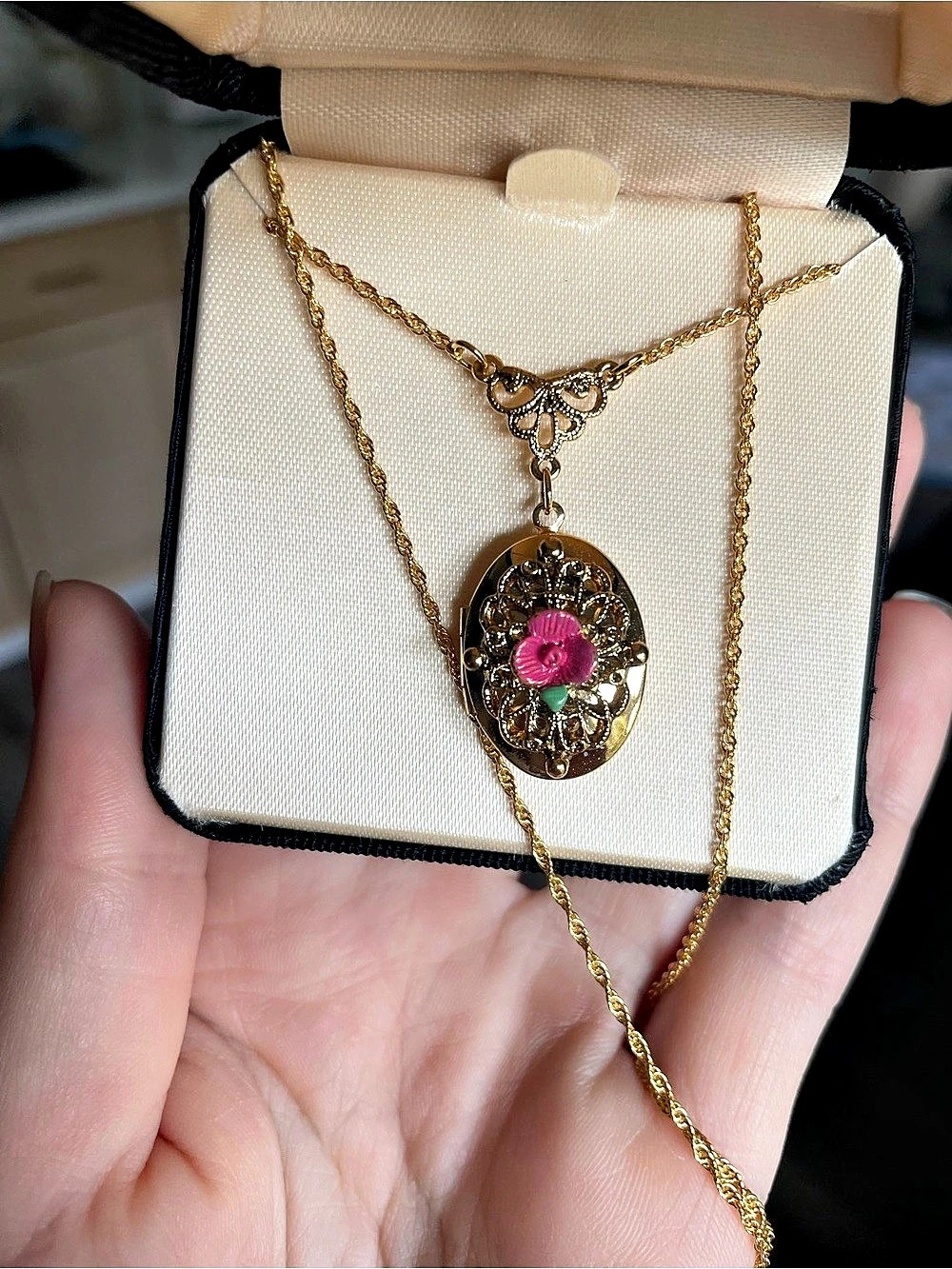✨ Vintage Sarah Coventry Romantic Filigree Locket ✨